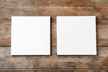 Ahşap arka plan üzerine broşür için boş kağıt levhalar, düz yatıyordu. Alay etmek