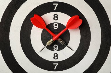 Dart tahtasında kırmızı oklar, üst görünüm