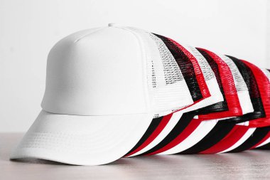 Işık duvara yakın ahşap masa üzerinde farklı boş kapaklar. Tasarım için alay