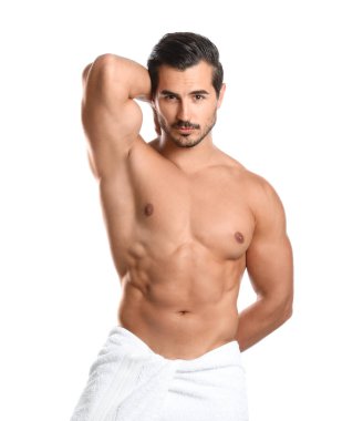 Beyaz arka planda ince gövdeli genç adam