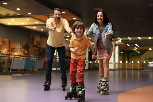 Joyeux séjour familial à la patinoire à roulettes — Photo