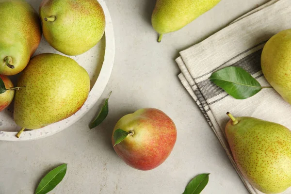 Pere mature succose sul tavolo di pietra grigia, posa piatta — Foto Stock