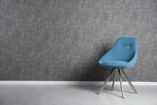 회색 벽에 나무 바닥에 인테리어 디자인을위한 파란색 현대 의자 — 스톡 사진