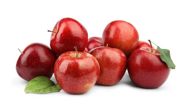 Reife saftige rote Äpfel mit Blättern auf weißem Hintergrund — Stockfoto