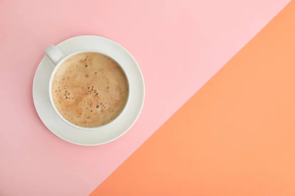 Xícara de café no fundo de cor, vista superior. Espaço para texto — Fotografia de Stock