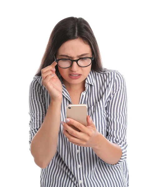 Mujer joven con gafas usando teléfono móvil sobre fondo blanco. Problema de visión — Foto de Stock