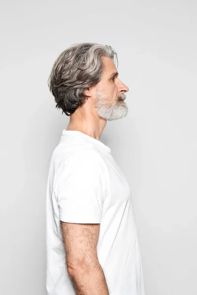 Porträt eines reiferen Mannes auf hellgrauem Hintergrund — Stockfoto