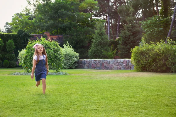 Yaz günü yeşil parkta çalışan sevimli küçük kız — Stok fotoğraf