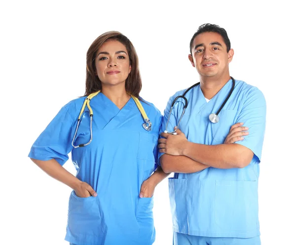 Portrait de médecins hispaniques isolés sur blanc. Personnel médical — Photo