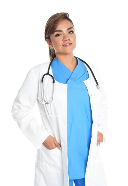 Portret kobiecego lekarza Hispanic na białym tle. Personel medyczny — Zdjęcie stockowe