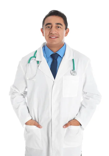 Retrato de médico hispano masculino aislado en blanco. Personal médico — Foto de Stock