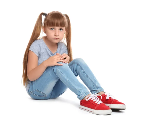 Ganzkörperporträt eines kleinen Mädchens mit Knieproblemen auf weißem Hintergrund — Stockfoto