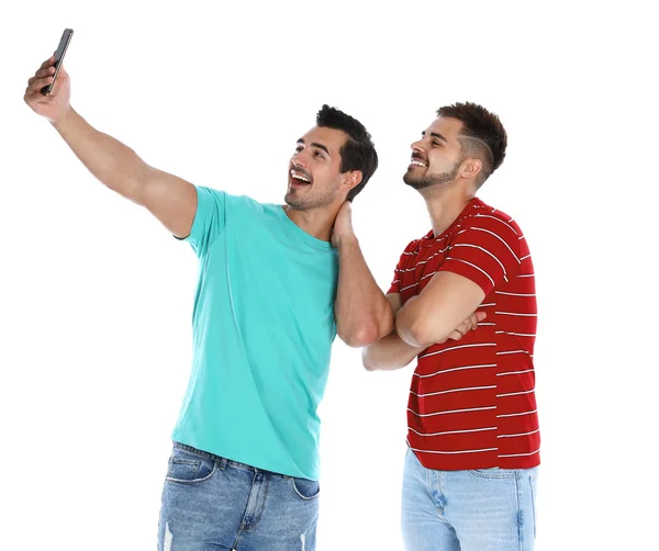 Spokojení mladí muži se seljí na bílém pozadí — Stock fotografie