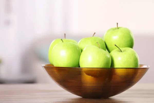 흐린 배경, 클로즈업에 대한 테이블에 달콤한 녹색 사과와 그릇 — 스톡 사진