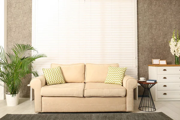 Interior de la habitación moderna con cómodo sofá en la ventana — Foto de Stock