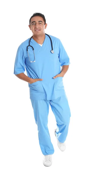Volledige lengte portret van mannelijke Hispanic Doctor geïsoleerd op wit. Medisch personeel — Stockfoto