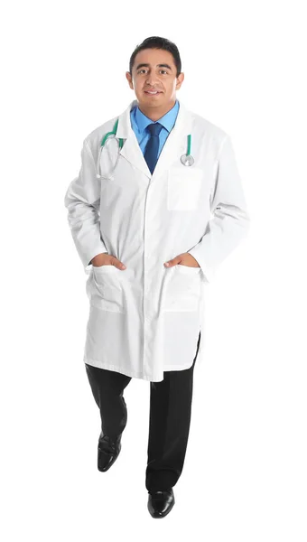Teljes hosszúságú portréja férfi hispániai orvos izolált fehér. Egészségügyi dolgozók — Stock Fotó