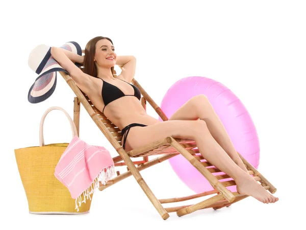Jonge vrouw met strand accessoires op ligstoel tegen witte achtergrond — Stockfoto