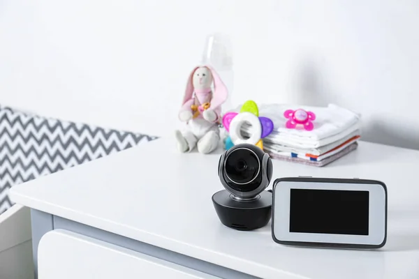 Babyfon mit Kamera und Zubehör auf der Kommode im Zimmer, Platz für Text. Video-Kindermädchen — Stockfoto