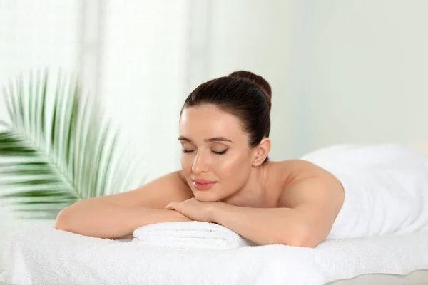 Beautiful young woman relaxing in spa salon — Stock Photo, Image