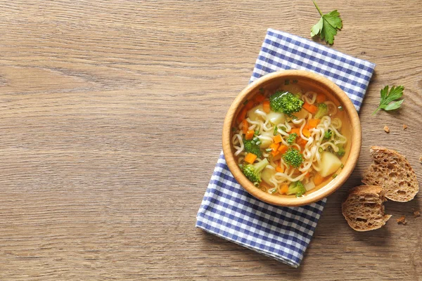 Tigela de sopa de legumes caseira fresca em fundo de madeira, flat lay. Espaço para texto — Fotografia de Stock