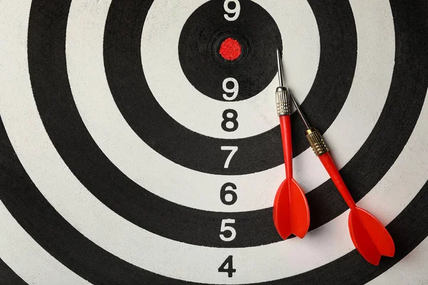 Czerwone strzałki na Dart Board, widok z góry — Zdjęcie stockowe