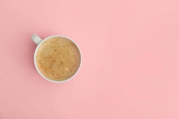 Taza de café sobre fondo rosa, vista superior. Espacio para texto — Foto de Stock