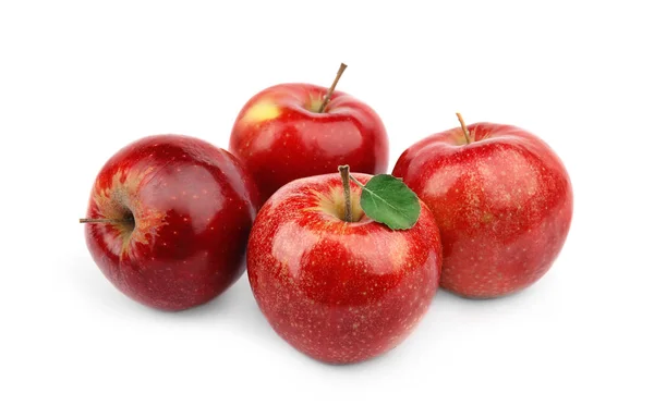 Pommes rouges juteuses mûres avec feuille sur fond blanc — Photo
