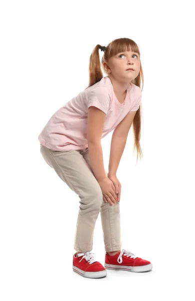 Retrato de comprimento total de menina tendo problemas de joelho no fundo branco — Fotografia de Stock