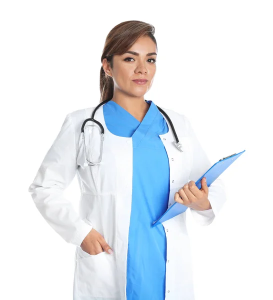Portrait de médecin hispanique femelle isolé sur blanc. Personnel médical — Photo