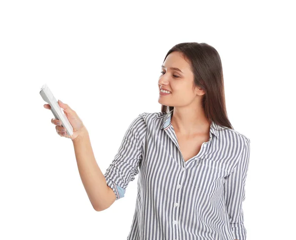 Jovem feliz operando ar condicionado com controle remoto no fundo branco — Fotografia de Stock