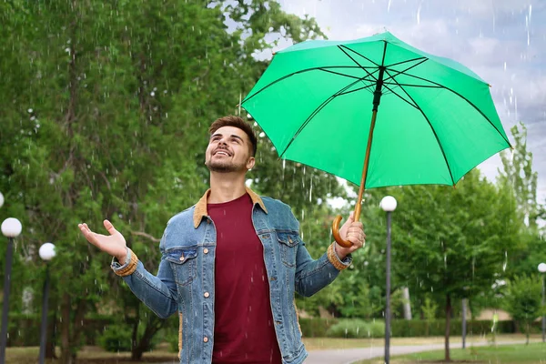 Yağmurlu bir günde şemsiyeli adam — Stok fotoğraf