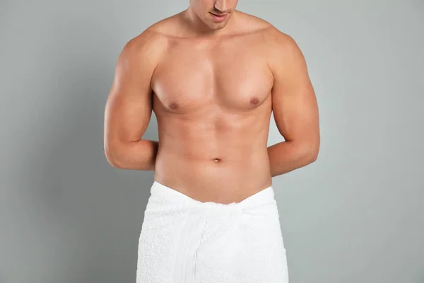Junger Mann mit schlankem Körper auf grauem Hintergrund, Nahaufnahme — Stockfoto