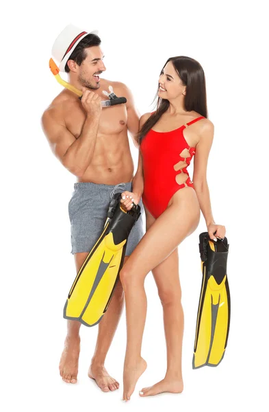 Giovane coppia attraente in beachwear con snorkeling e pinne su sfondo bianco — Foto Stock