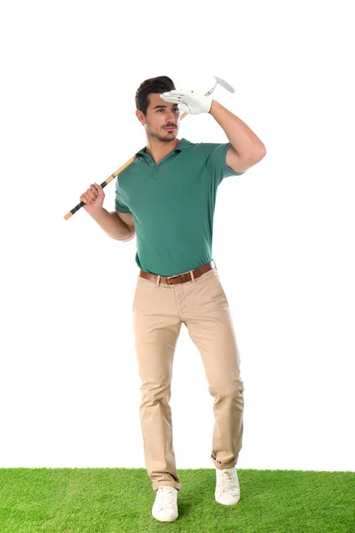 Молодой человек позирует с клюшкой для гольфа на белом фоне — стоковое фото