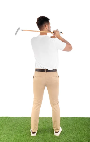 Hombre joven jugando al golf en el campo contra fondo blanco —  Fotos de Stock