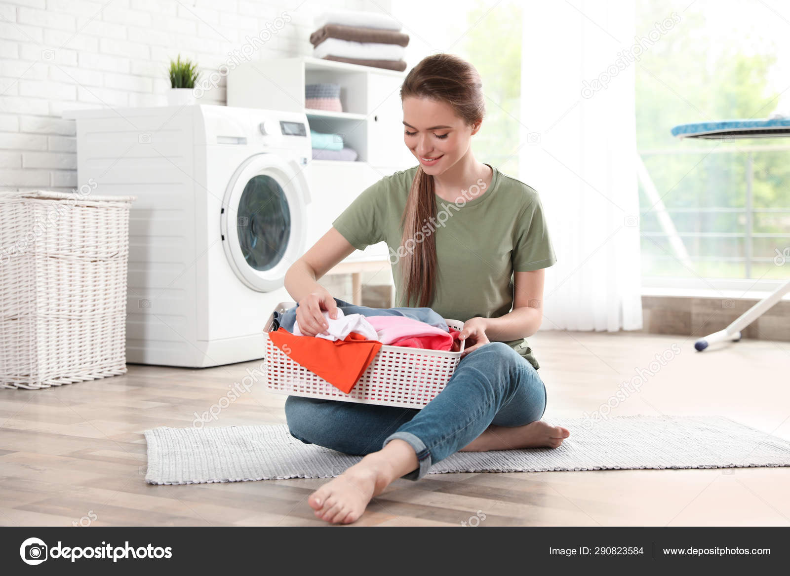 Mujer joven con cesta de ropa limpia en el suelo en la habitación:  fotografía de stock © NewAfrica #290823584