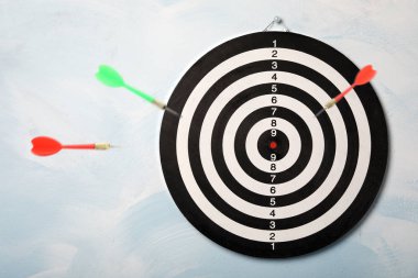 Açık mavi arka plan üzerinde renk dart ve tahta