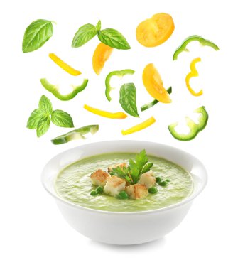 Birçok farklı maddeler beyaz arka plan üzerinde ev yapımı bezelye çorbası kase içine düşen