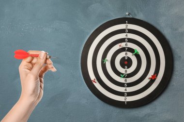 Dart oynayan genç kadının yakından görünümü