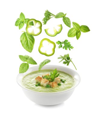 Birçok farklı maddeler beyaz arka plan üzerinde ev yapımı bezelye çorbası kase içine düşen