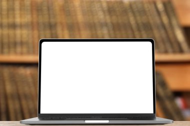 Kütüphanede masada boş ekran ile modern dizüstü bilgisayar. Tasarım alanı 