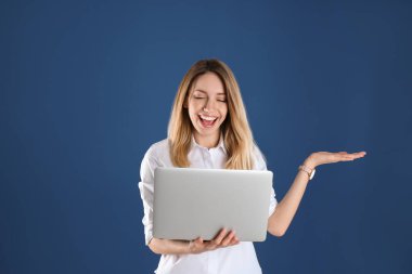 Renkli arka planda dizüstü bilgisayar ile ofis giyim genç kadın portresi