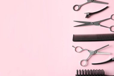 Makas ve pembe arka planda diğer Kuaför aksesuarları, düz yatıyordu. Metin alanı