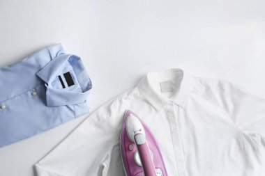 Açık arka planda temiz gömlekli ütü, üst görünüm