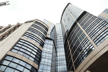 Kiev, Ukrayna - 21 Mayıs 2019: Modern otel Hilton'un düşük açı görünümü