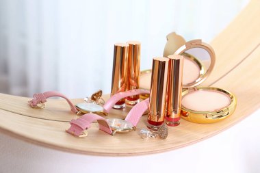 Kapalı beyaz duvarda kadın aksesuarları ile şık yuvarlak ayna. İç tasarım