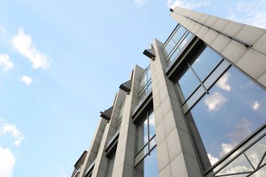 Güneşli bir gün renkli pencereler ile modern ofis binası