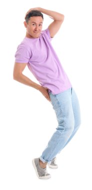 Beyaz arka planda dans eden mutlu çekici adam