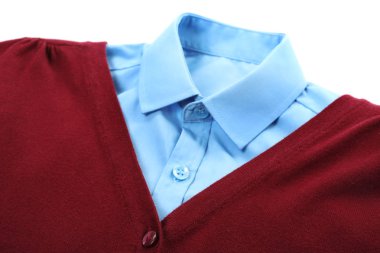 Beyaz arka planda kazak olan gömlek, yakın çekim. Okul üniforması